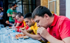 Первый всероссийский чемпионат по скоростному   поеданию пиццы