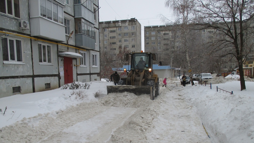 Русский стиль снег во дворе. Уборка снега во дворах Тамбов. Некачественная уборка снега дворах. Уборка снега во дворах Тамбова 2020. Уборка дворов Тамбов.