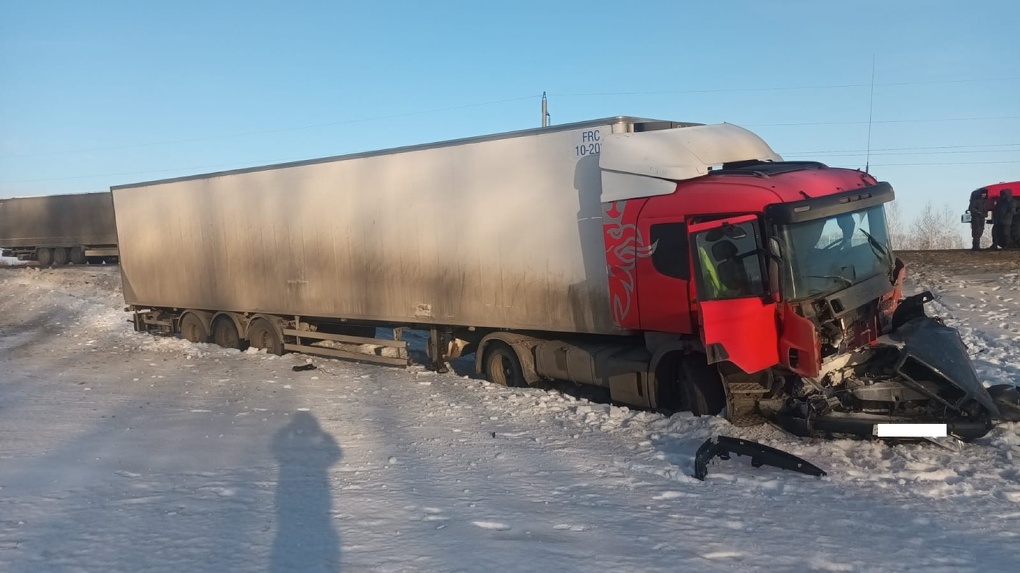 На трассе в Жердевском округе иномарка столкнулась с большегрузом