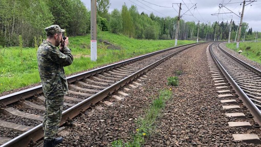 В Мордово пассажирский поезд сбил выпускников, которые шли по железнодорожным путям