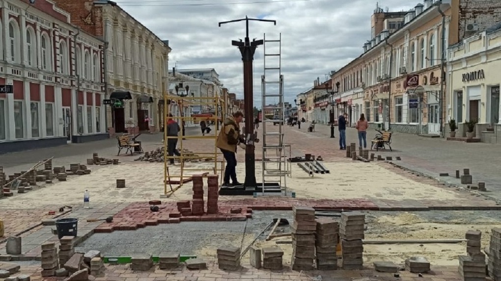 На «Тамбовском Арбате» около памятника «Тамбовская казначейша» обновляют тротуарное покрытие