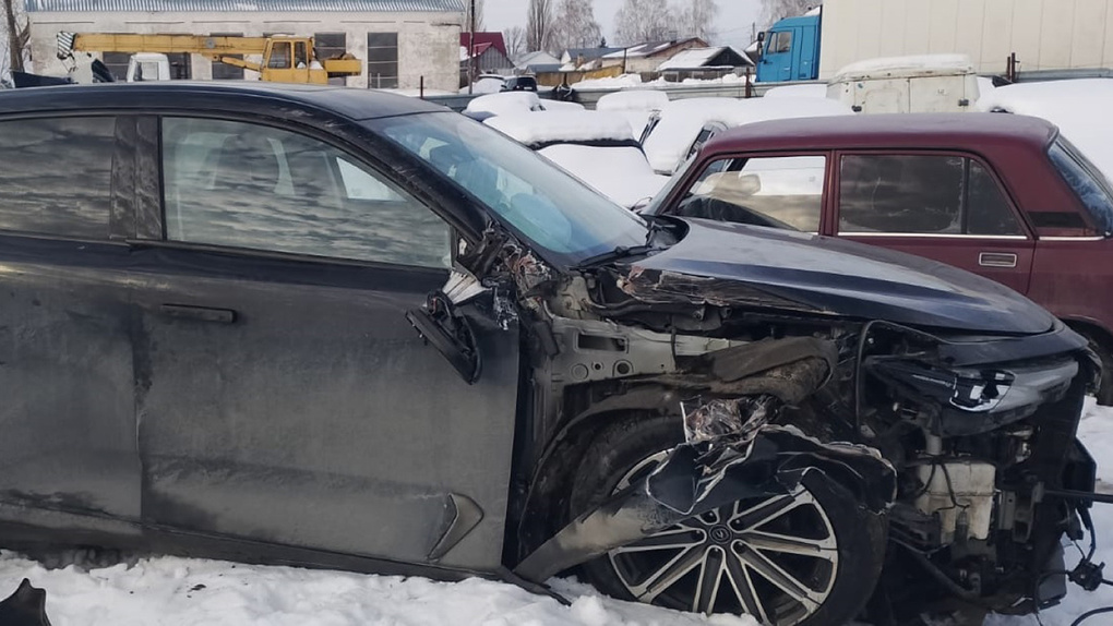 На трассе под Кирсановом автоледи на кроссовере столкнулась с большегрузом