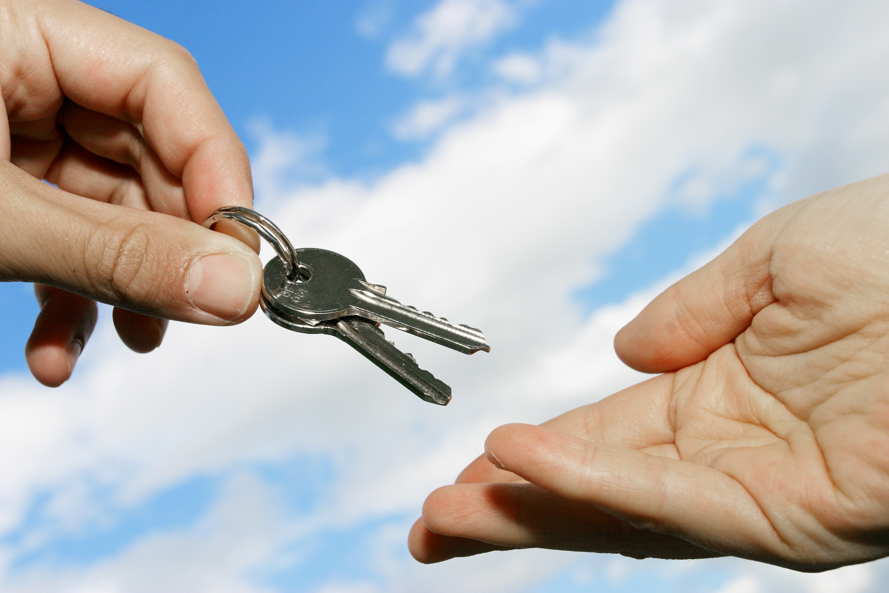 Прокат ключ. Ключи от квартиры. Ключи от квартиры в руке. Ключ в руке. «Ключи к дому».