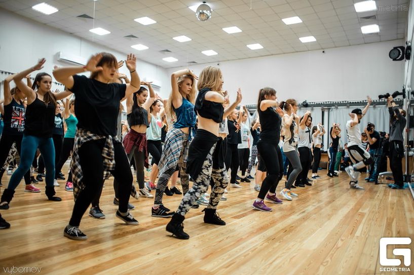 Сколько можно танцевать. Танцевальный мастер-класс в галерее. Dance class Чебоксары. Студия танца и кафе. Танцевальные мастер классы Симферополь на улице.