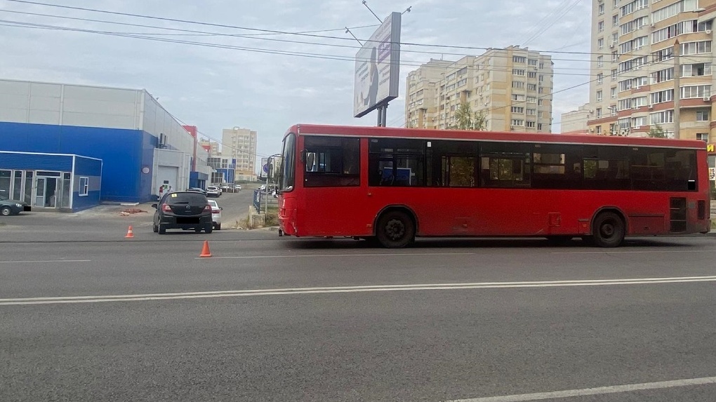 На севере Тамбова автоледи на иномарке врезалась в пассажирский автобус