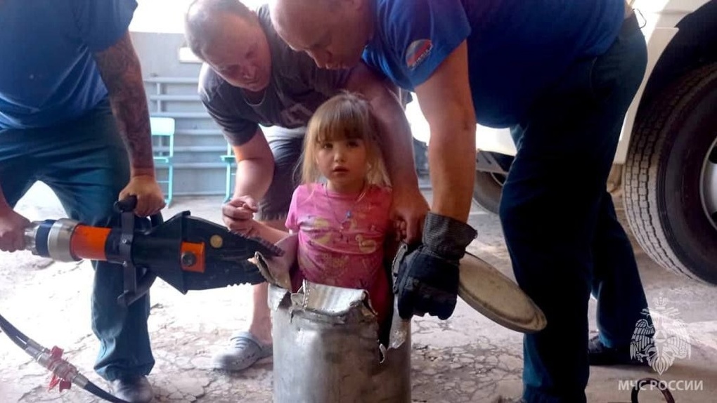 Уваровские спасатели освободили девочку, застрявшую в алюминиевом бидоне