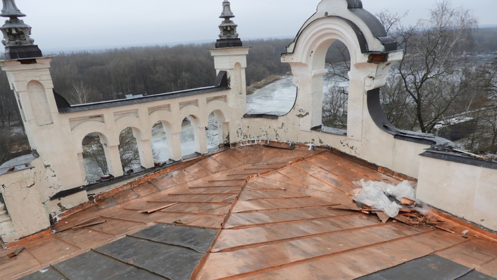 Подрядная организация заканчивает ремонтировать крышу «Усадьбы Асеева»