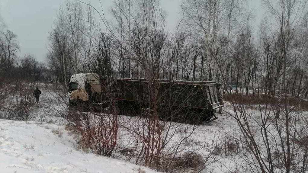 На трассе под мичуринском пенсионер за рулем «Приоры» врезался в фуру