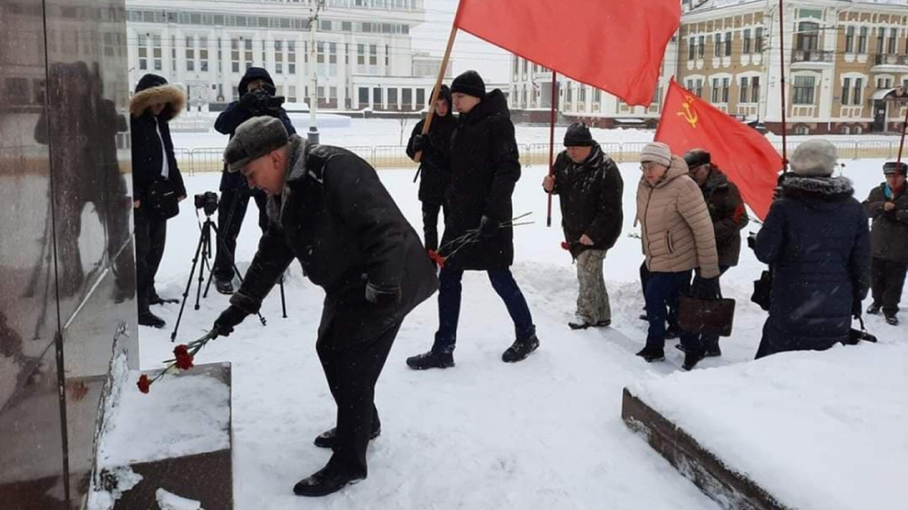 Тамбовского депутата наказали за возложение цветов к памятнику Ленину