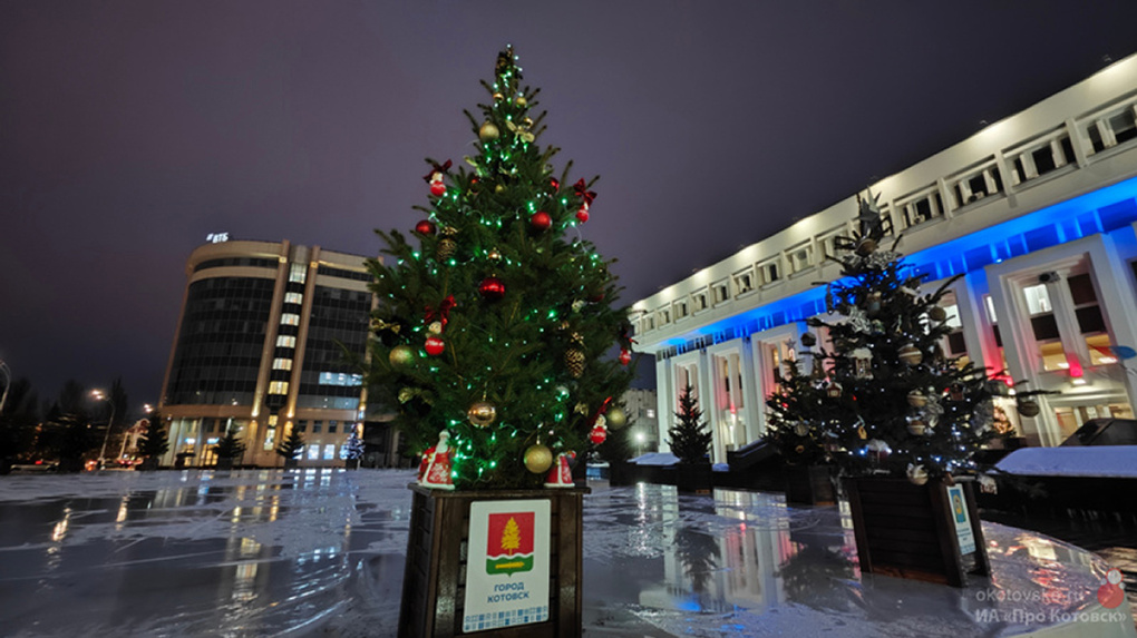 Котовскую новогоднюю елку на площади у областного правительства украсили неваляшкой