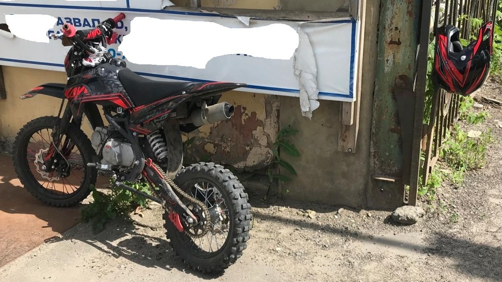В Тамбове 13-летний подросток на мотоцикле врезался во внедорожник с прицепом