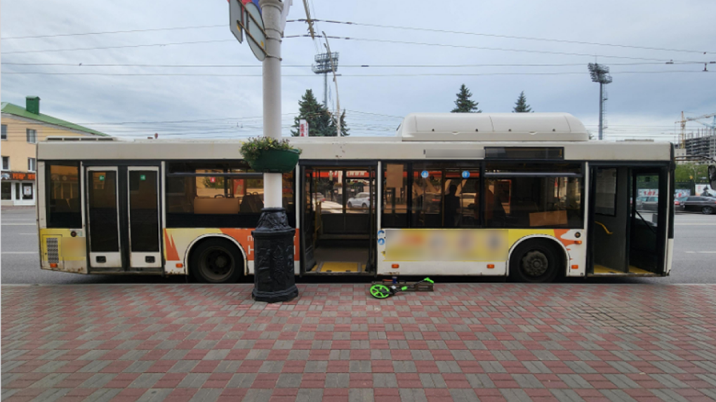 В центре Тамбова в салоне автобуса упала пожилая пассажирка