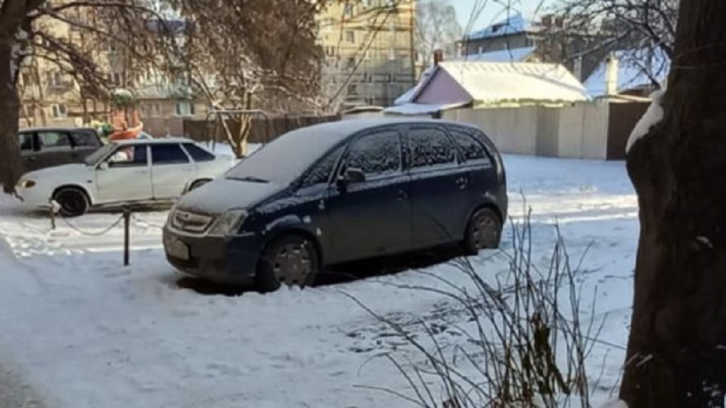 На улице Мичуринской в Тамбове установили блокирующие устройства во дворе