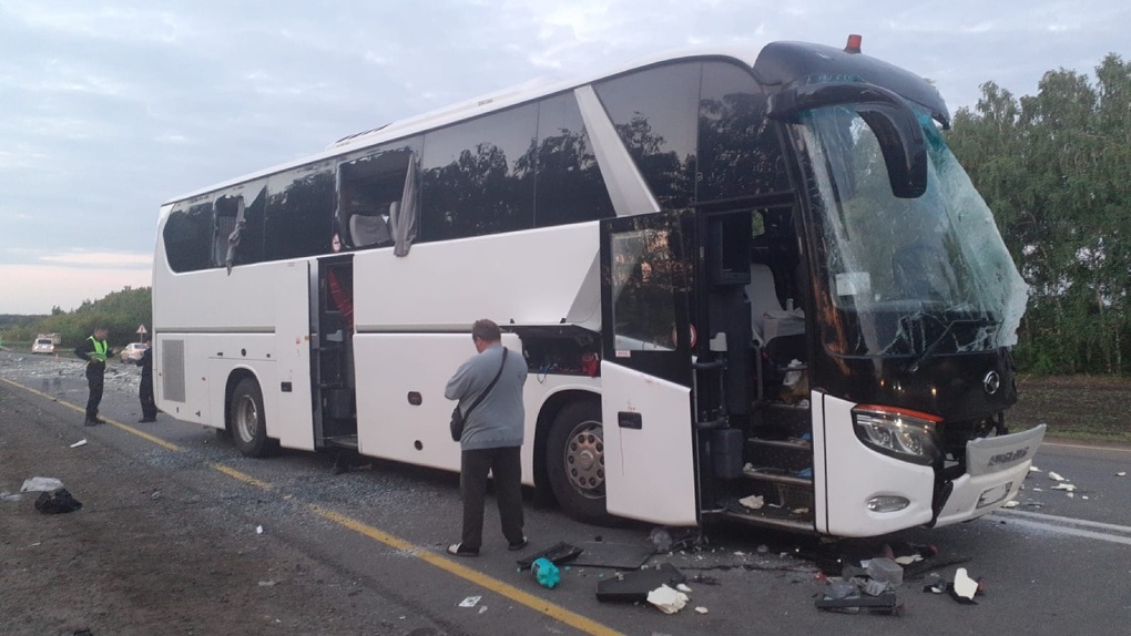 На трассе в Тамбовской области пассажирский автобус врезался во встречную фуру