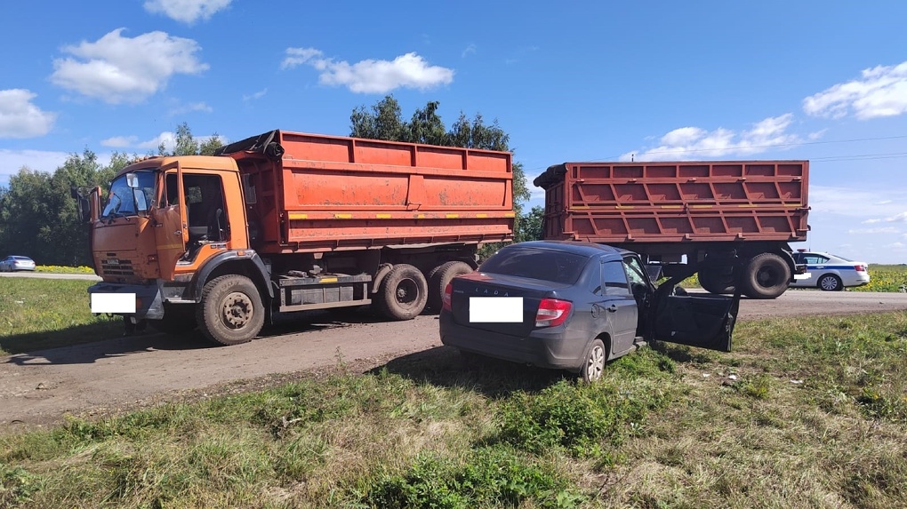 На трассе под Мичуринском «Гранта» врезалась в грузовик с прицепом