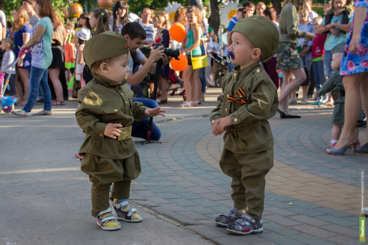 Дети на военном параде