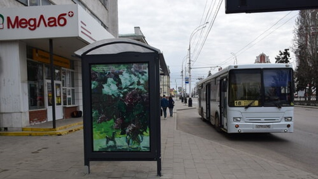 В Тамбове снова монтируют репродукции картин на остановках общественного транспорта