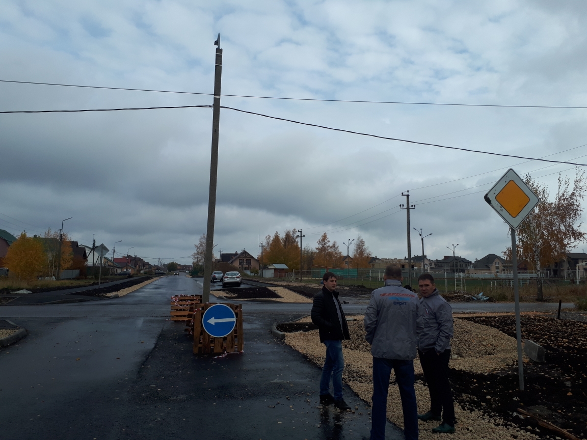 Посреди дороги в Радужном «вырос» столб. Стоит ли говорить, что он создает  аварийную ситуацию? - Новости - vtambove.ru