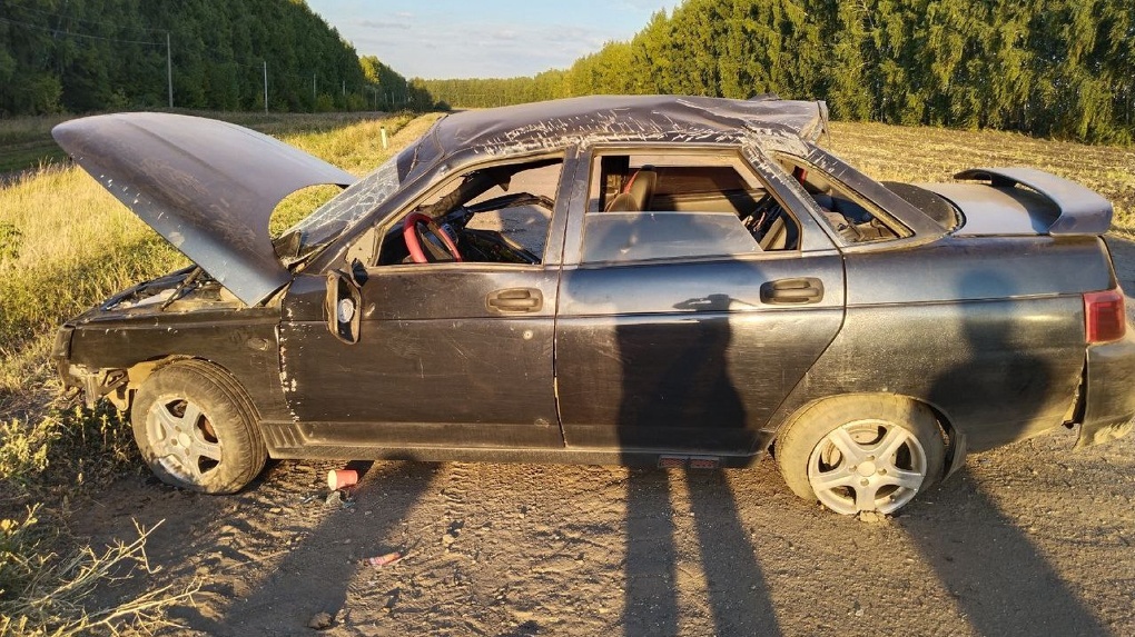 На трассе в Сампурском округе перевернулась десятка, пострадали двое мужчин