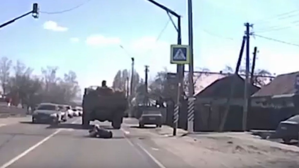На трассе в Тамбовской области женщина угодила под грузовой автомобиль и убежала