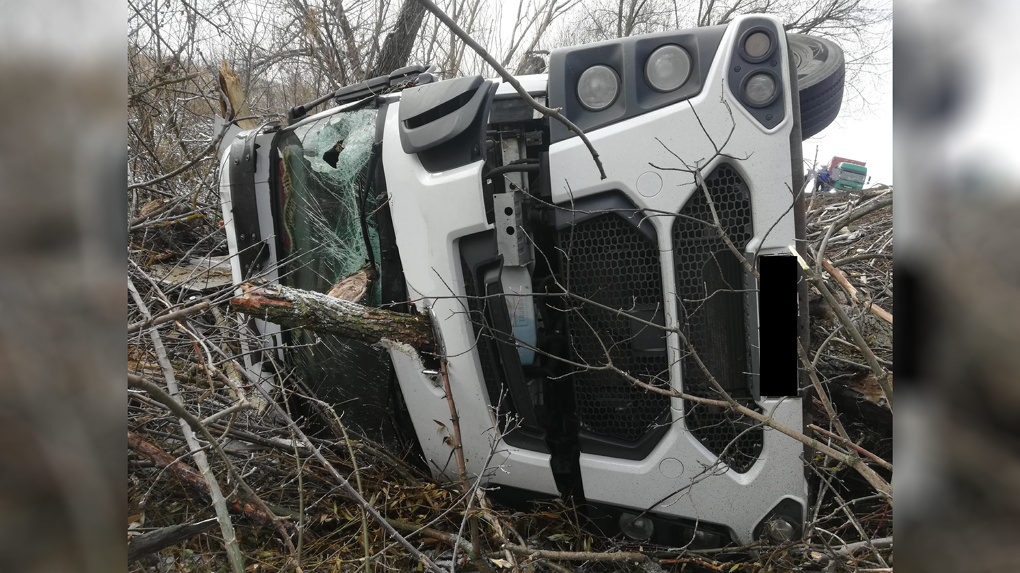 В деревне Жердевского округа перевернулся крупнотоннажный грузовик