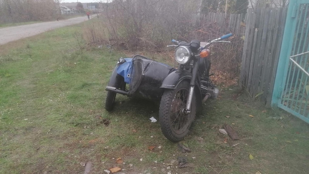 В деревне в Инжавинском районе пожилой водитель мотоцикла врезался в забор жилого дома