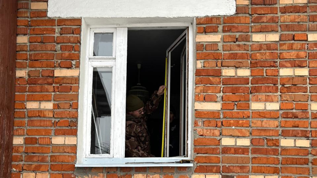 В новолядинском доме, пострадавшем от БПЛА, восстановили окна и дверь