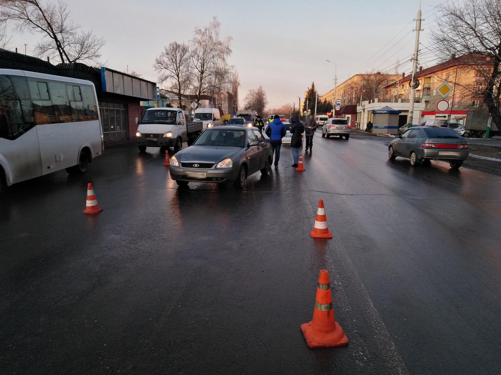 В Мичуринске женщина с ребенком выбежала на проезжую часть, где ее сбила  машина - Новости - vtambove.ru