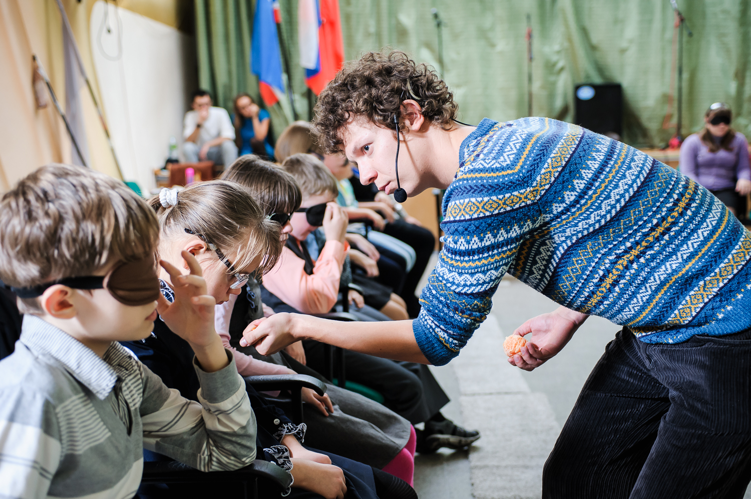 Зрители профессионального. Тифлокомментирование в театре. Театр для слепых. Слабослышащие дети в театре. Подростки в театре.