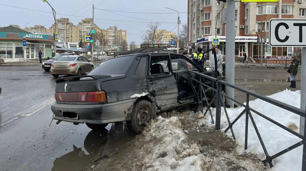 На перекрестке в центре Тамбова кроссовер врезался в «пятнадцатую»