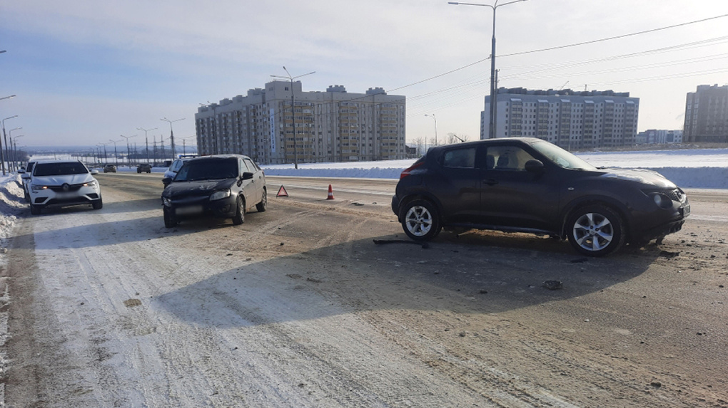 В северной части Тамбова «Лада Гранта» врезалась в кроссовер