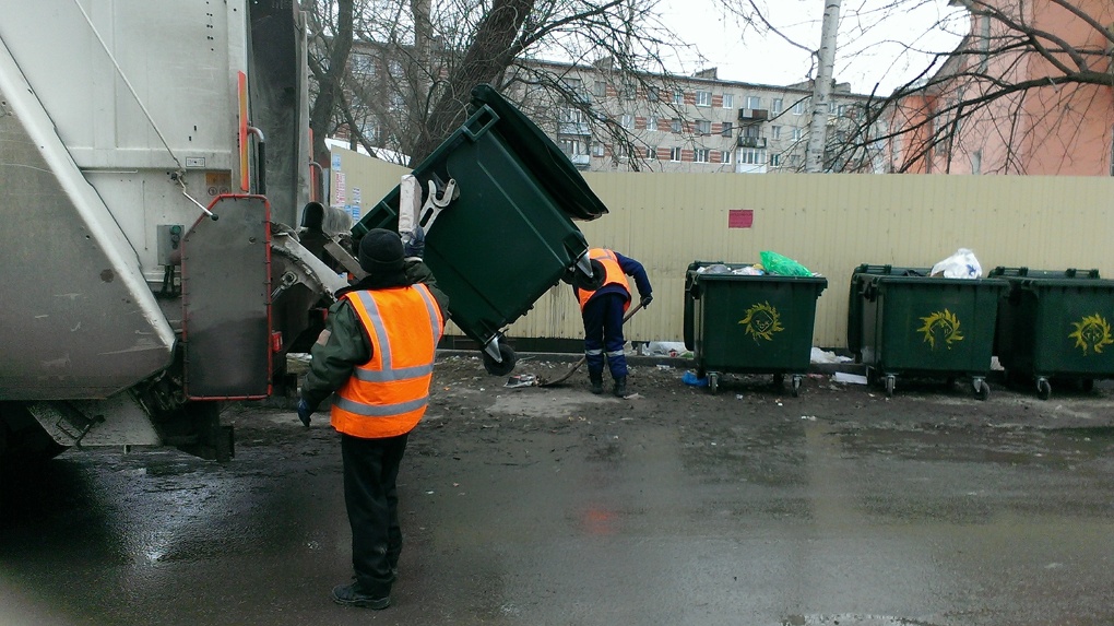 «Машина сломалась»: в управлении ЖКХ области объяснили ситуацию с не вывозом мусора в праздничные дни