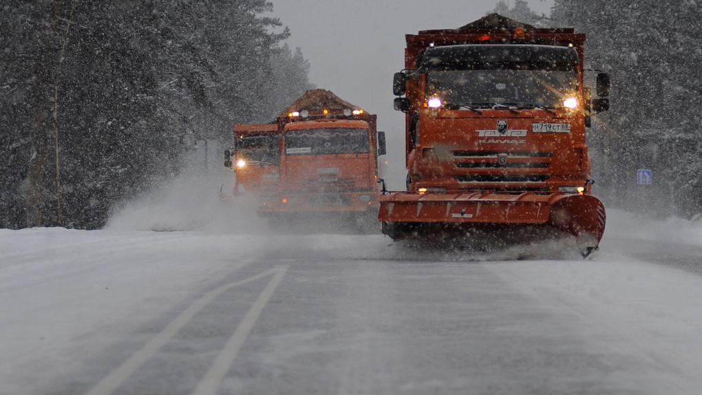 76 спецмашин ликвидируют последствия снегопада на трассах в Тамбовской области