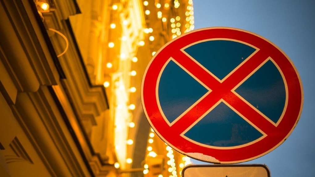 На Советской устанавливают новый дорожный знак, запрещающий парковку