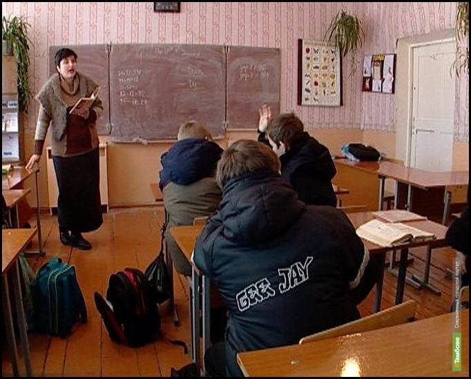 Тамбовские школьники сидят в куртках на уроках