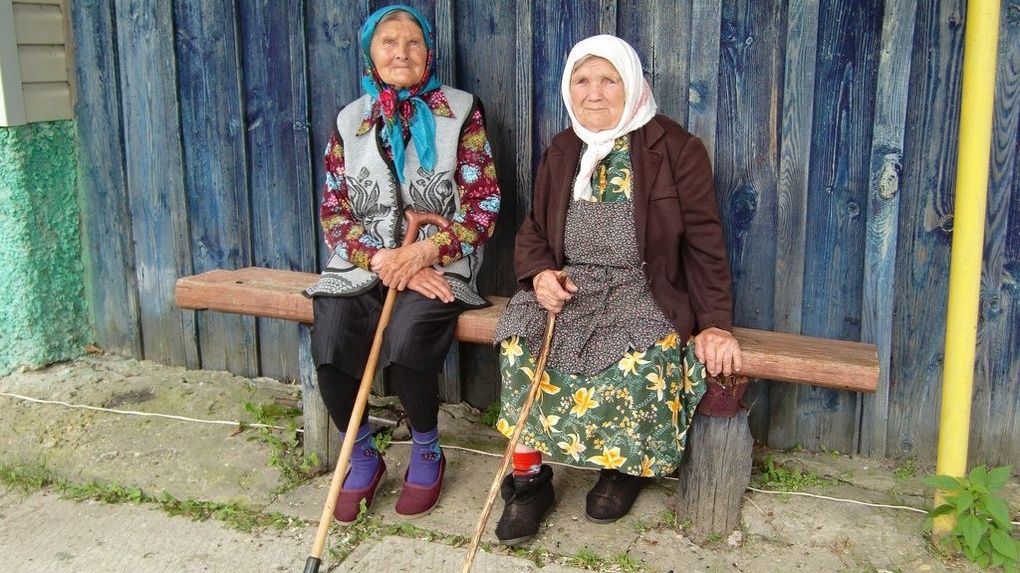 Пенсионеры сельской местности. Пенсионерка на завалинке. Пенсии в Брянской области. Пенсионеры отдаленных населенных пунктов картинки. Жители пенсионеры отдаленных населенных пунктов фото и названия.