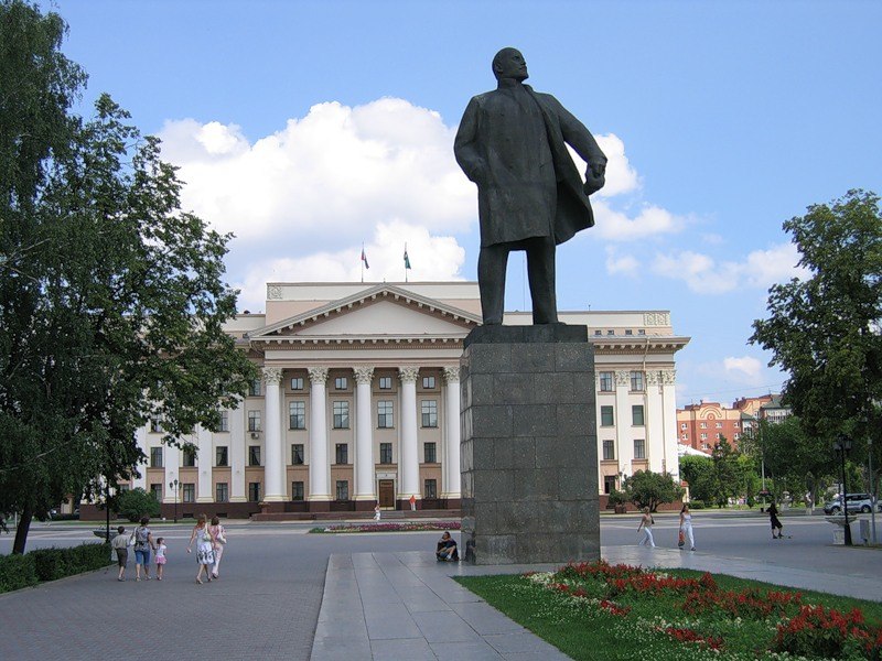 Ленин памятник культуры. Центральная площадь Тюмень памятник Ленина. Памятник Ленину в Тюмени. Статуя Ленина в Тюмени. Ленин в Тюмени памятник Ленину.