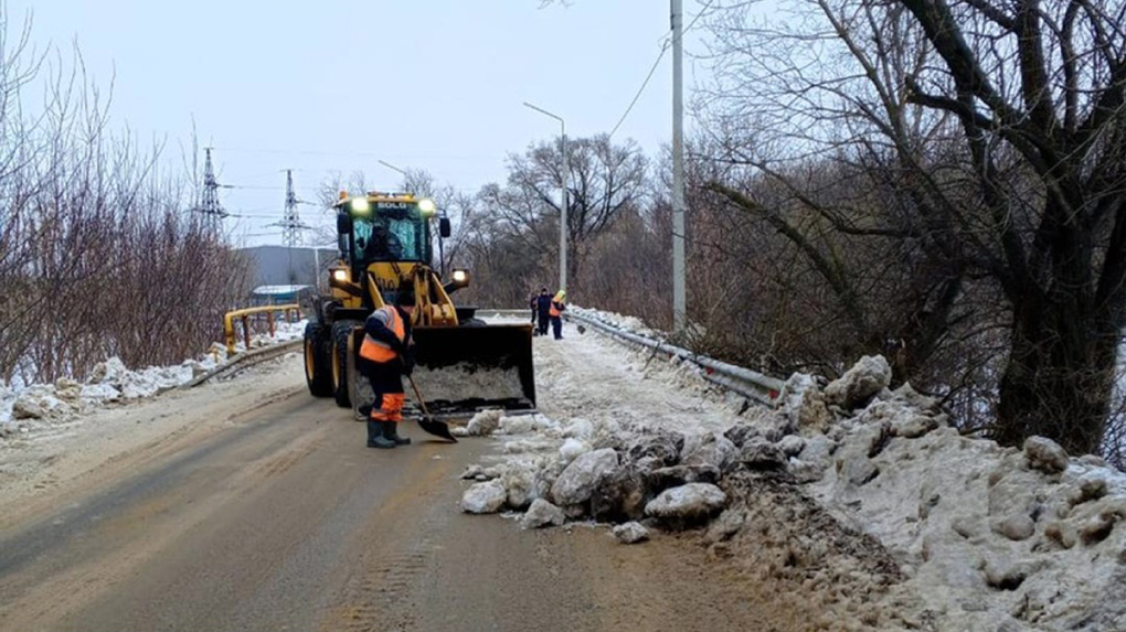 Дорожники продолжают круглосуточно очищать дороги Тамбова