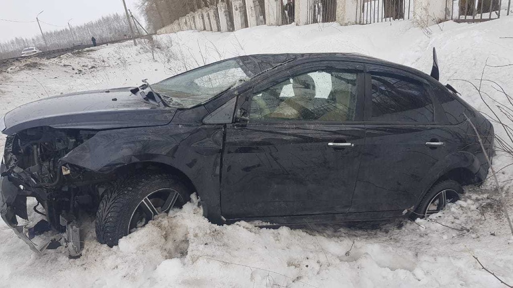 На трассе под Кирсановом перевернулась иномарка, пострадали два человека