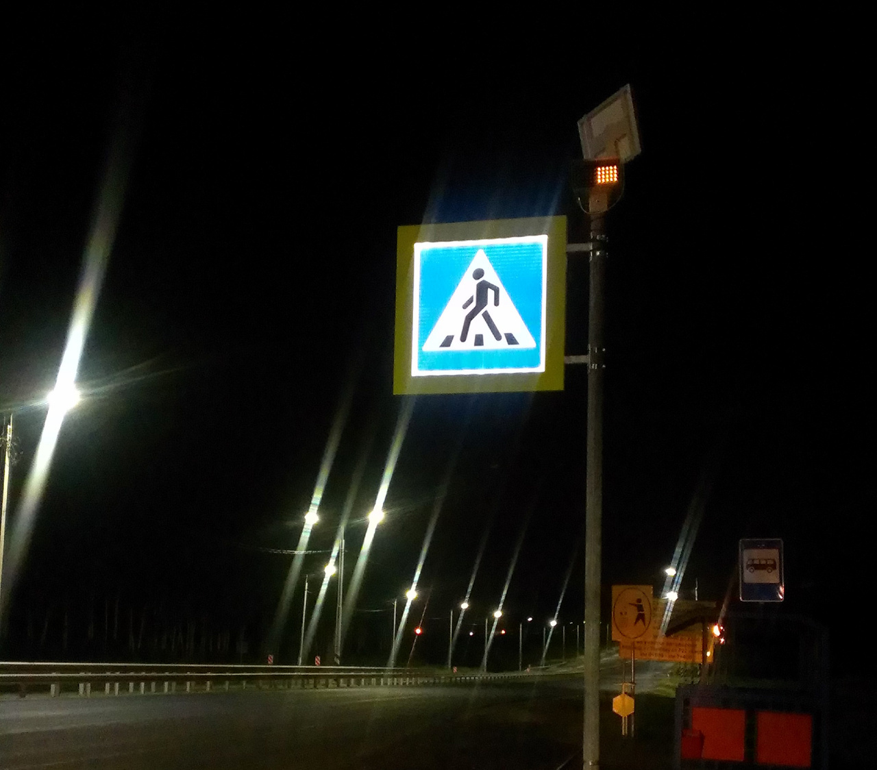 Знак дорожный светоотражающий. Светящиеся дорожные знаки. Дорожные знаки ночью. Знак с внутренней подсветкой. Дорожные знаки светоотражающие в темноте.