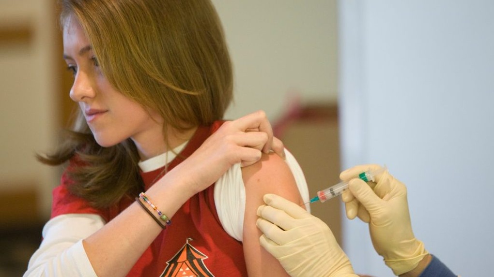 В тамбовской поликлинике начали ставить подросткам прививки от коронавируса