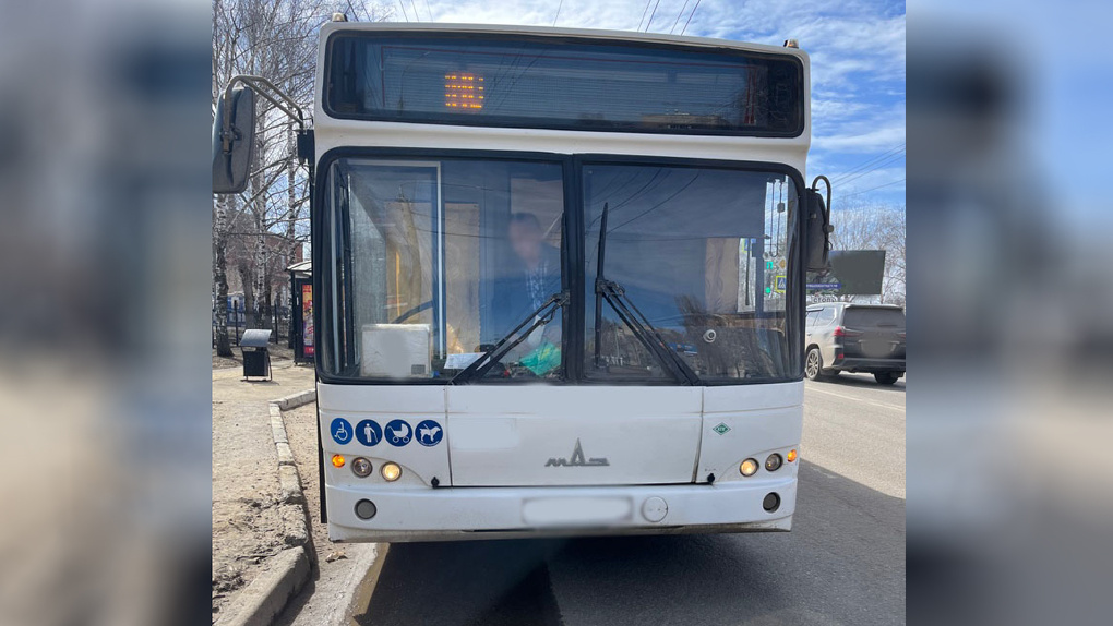 В Тамбове у парка Победы в салоне автобуса упала пассажирка