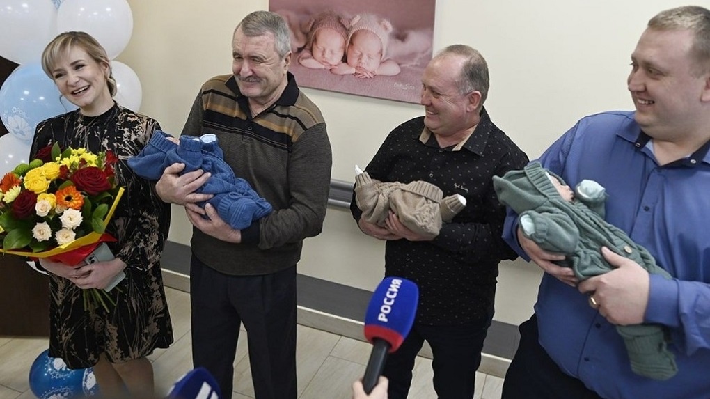 Семье, в которой родилась тройня, вручили жилищный сертификат на шесть миллионов рублей