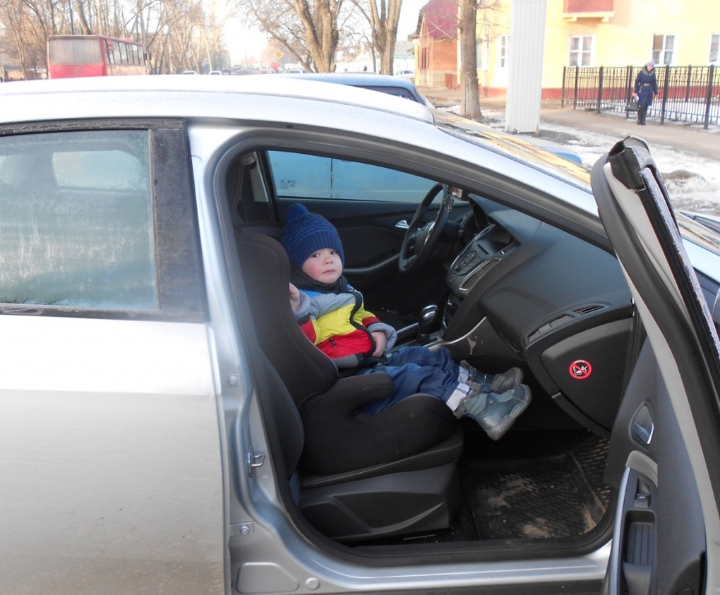 Водитель отвозить ребенка в школу и забирать