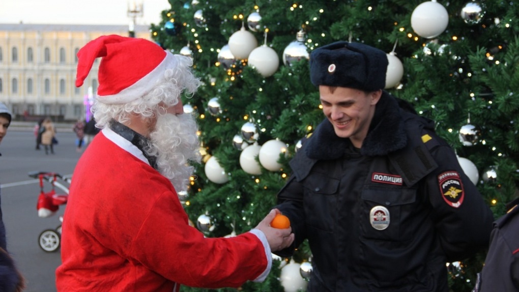 Новый год полиции. Полиция новый год. Новогодняя полиция. Новогодний полицейский. С новым годом полиция.