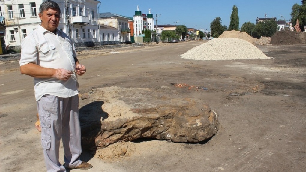 Во время реконструкции исторической части улицы в Мичуринске обнаружили валун ледникового происхождения