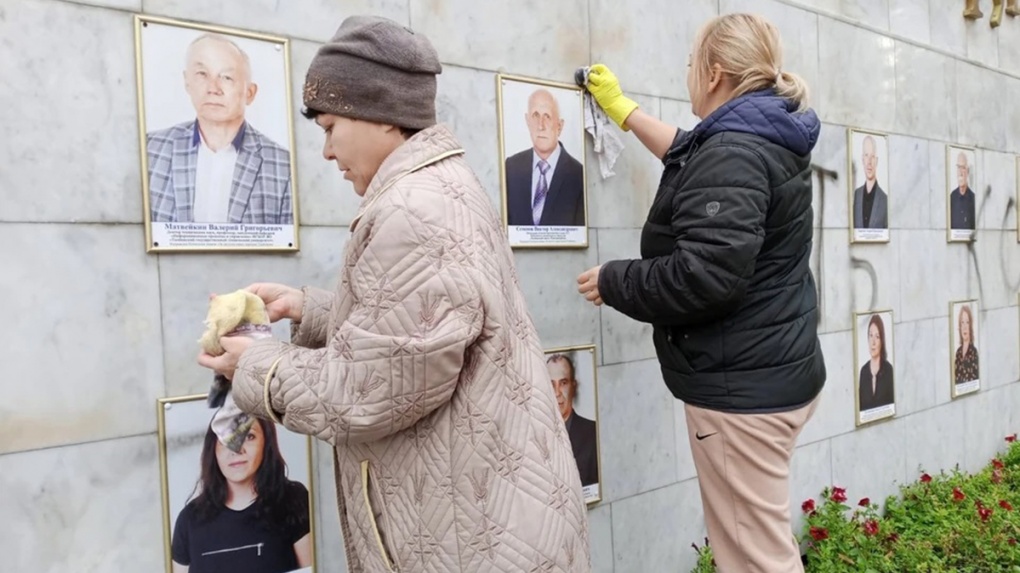 Полиция Тамбова задержала вандалов, разрисовавших городскую доску почета
