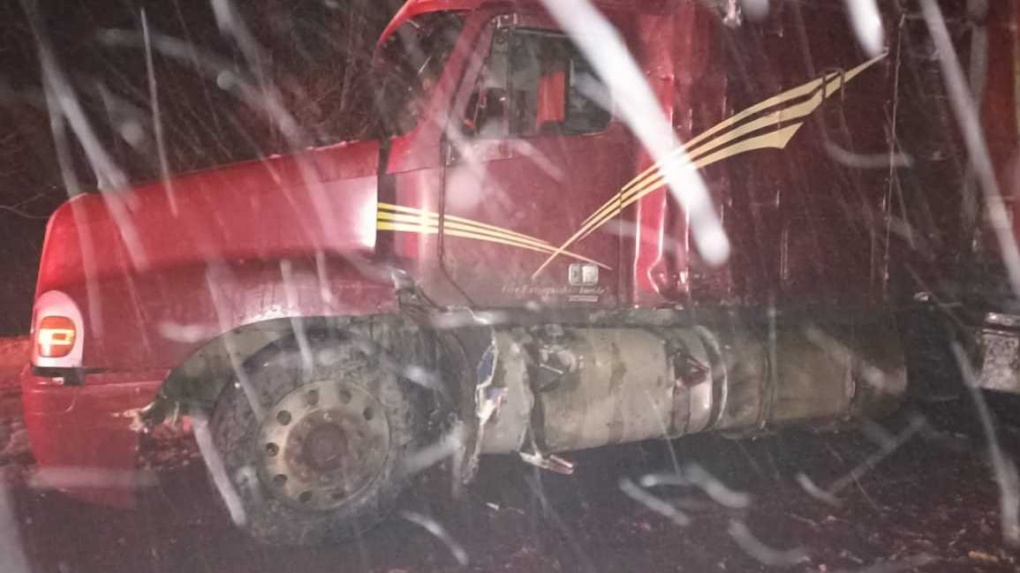 На трассе в Тамбовской области столкнулись два встречных грузовика