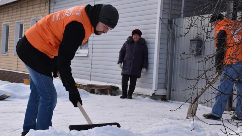 В Тамбове волонтеры расчищают снег у домов одиноких пожилых людей