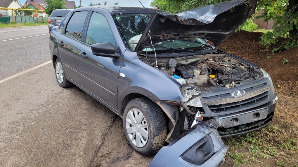 В Покрово-Пригородном «Лада Гранта» врезалась в фонарный столб, пострадал 62-летний водитель